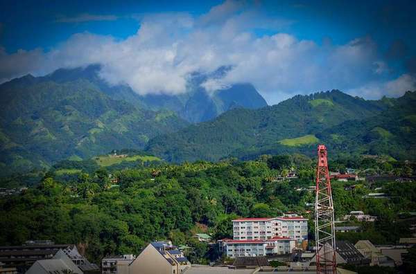 Tahiti vue du lagon, montagne Orohena en arrière-plan, Polynésie française